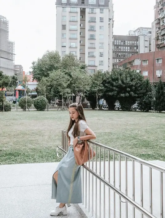 Penampilannya disempurnakan dengan tote bag chanel warna camel. [@audimarissa]