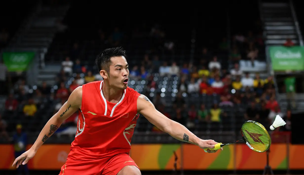 Lin Dan merupakan salah satu pebulu tangkis tunggal putra terbaik di dunia. Atlet asal Cina tersebut sebelumnya memiliki ambisi besar di Olimpiade Tokyo 2020. Sayangnya perhelatan tersebut harus ditunda setahun dan sayangya ia lebih dulu mengambil keputusan untuk pensiun. (Foto: AFP/Goh Chai Hin)