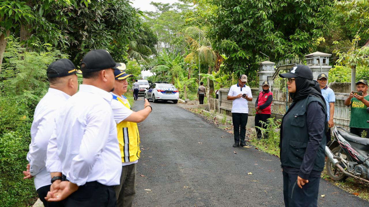 Biupati Banyuwangi Ipuk Fiestiandani  (baju hitam) meninjau salah satu ruas jalan di Banyuwangi yang telah diperbaiki (Istimewa)