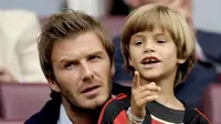 David Beckham bersama dengan putranya, Romeo, menyaksikan laga Arsenal vs AC Milan di ajang turnamen pramusim Emirates Cup di London, 31 Juli 2010. AFP PHOTO/Olly Greenwood