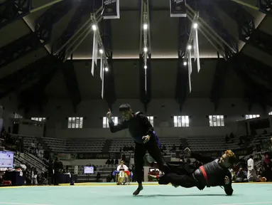 Pesilat saat beraksi pada ajang Kejurnas Pagar Nusa di Padepokan Pencak Silat TMII, Jakarta, Minggu (6/1/2020). Sebanyak 487 pesilat dari seluruh Indonesia berpartisipasi dalam Kejurnas sekaligus Harlah ke-34 Pagar Nusa. (Bola.com/M Iqbal Ichsan)