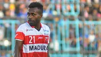 Tenggelam di Arema, Engelbert Sani Bersinar di Madura United. (Bola.com/Iwan Setiawan)