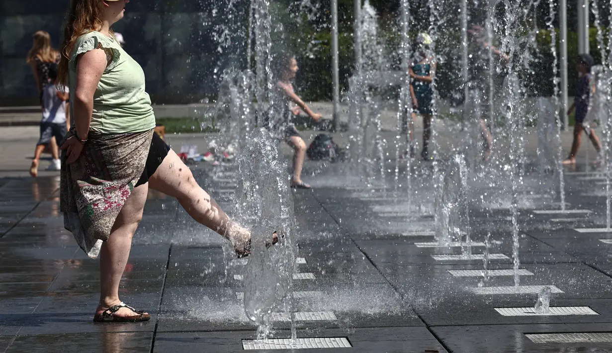Suhu diperkirakan akan mencapai puncaknya pada hari Selasa dan Rabu, dengan panas terdahsyat terjadi di bagian selatan negara tersebut, di mana suhu sudah mencapai lebih dari 40 derajat Celsius (104 Fahrenheit). (AFP/Sebastien Bozon)