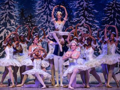Para anggota Dance Centre Kenya (DCK) saat tampil dalam pementasan balet bertema 'Nutcracker' di Teater Nasional Kenya di Nairobi pada tanggal 2 Desember 2023. (LUIS TATO/AFP)