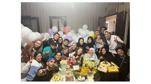 7 Momen Kejutan Ulang Tahun Ayu Ting Ting, Bahagia dengan Keluarga