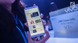SPG menunjukkan fitur selfie Smartphone Vivo V7 Plus saat grand launching VIVO V7 Plus, Jakarta, Kamis (28/9). smartphone tersebut dijual dengan harga Rp. 4.699.000. (Liputan6.com/Faizal Fanani)
