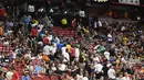 Penonton meninggalkan lapangan setelah gempa bumi selama pertandingan antara New Orleans Pelicans melawan New York Knicks di Las Vegas, Nevada (5/7/2019). Pusat gempa terletak di dekat Kota Ridgecrest, Negara Bagian California AS, sekitar 100 mil dari Los Angeles.  (AFP Photo/Ethan Miller)
