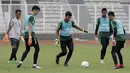 Para kiper Timnas Indonesia U-22 berlatih operan saat latihan di Stadion Madya, Jakarta, Jumat (18/1). Latihan ini merupakan persiapan jelang Piala AFF U-22. (Bola.com/Yoppy Renato)