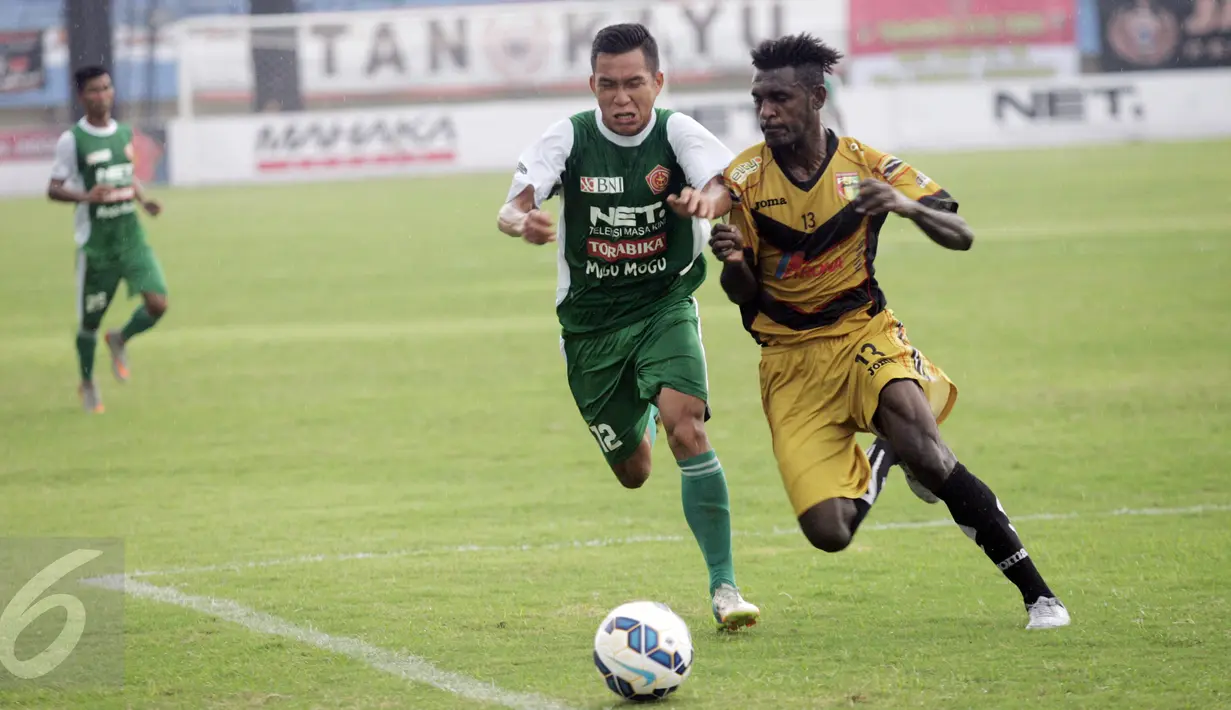 Pesepakbola Mitra Kukar Yanto Rudolf Bansa (kanan) ditempel Pesepakbola PS TNI Erwin Ramdani pada pertandingan 8 besar Piala Jenderal Sudirman di Stadion Manahan Solo, Minggu (20/12/2015). Mitra Kukar menang 3-1. (Foto:Boy Harjanto)