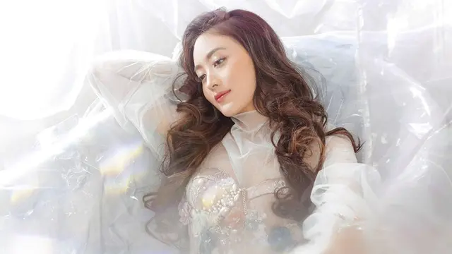 7 Pemotretan Natasha Wilona di Bathtub Tampil Memukau