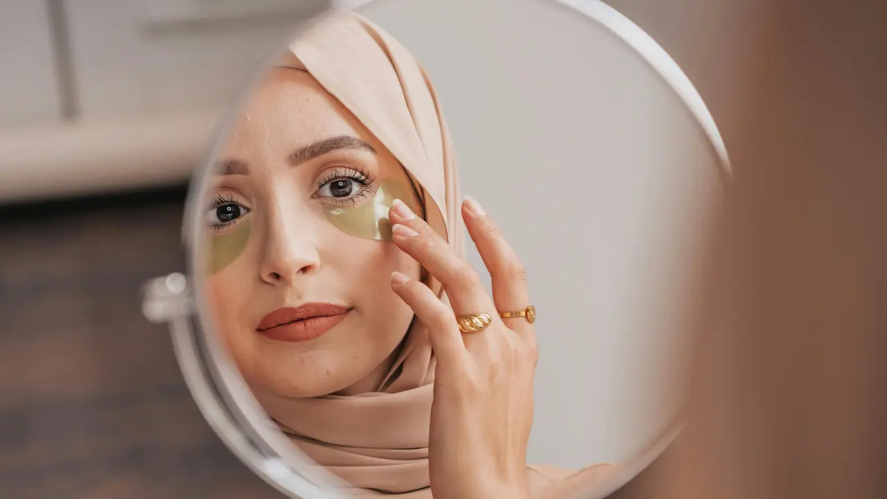 Merawat kecantikan bawah mata.