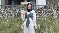 6 Gaya Hijab ala Beauty Vlogger Wellisna Kim yang Bisa Jadi Inspirasi