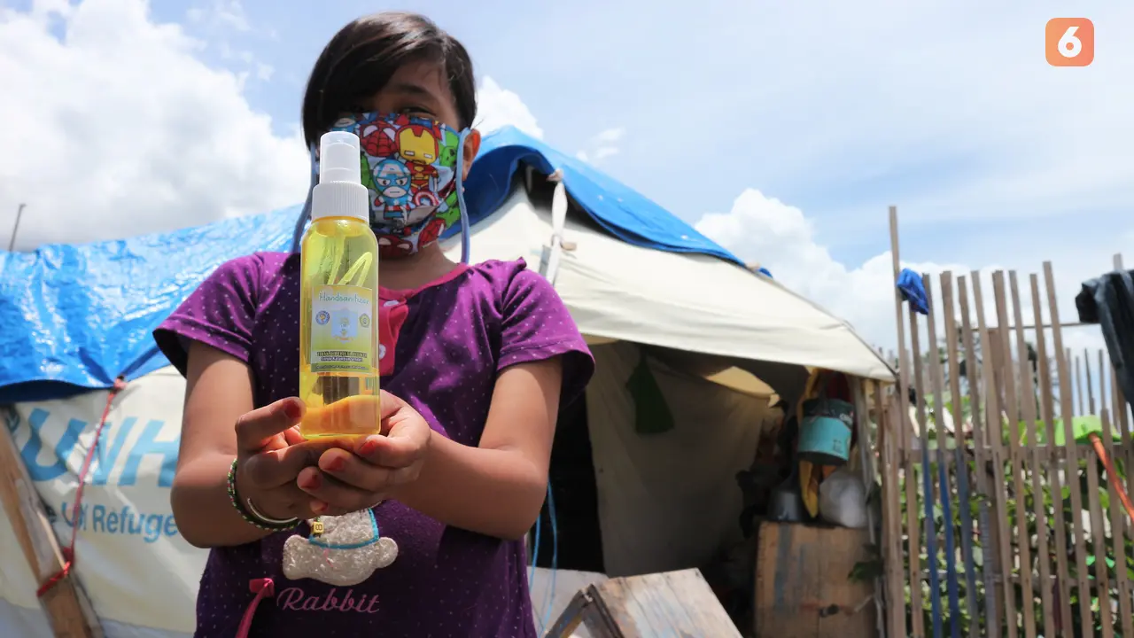 Penyintas gempa mendapat Hand Sanitizer
