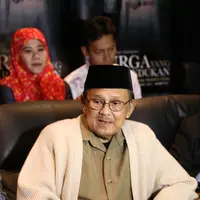 "Film yang bagus sekali. Jadi dalam hal ini saya ucapkan selamat pada MD, bisa menghasilkan kualitas film bukan hanya sekedar kuantitas," tutur Habibie di Gedung MD, Setia Budi, Jakarta Selatan, Senin (3/8/2015). (Galih W. Satria/Bintang.com)
