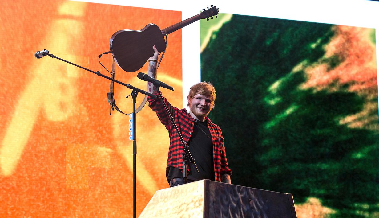 Penyanyi Ed Sheeran menyapa penonton dan penggemarnya usai tampil di Festival Glastonbury di Worthy Farm, di Somerset, Inggris (25/6). (Photo by Grant Pollard/Invision/AP)