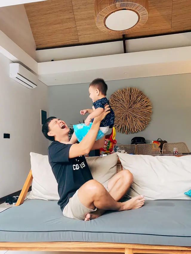 Selfie Bareng Monyet, Ini 7 Potret Liburan Marcell Darwin Bersama Istri dan Anak