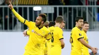 Striker Borussia Dortmund, Pierre-Emerick Aubameyang, merayakan gol ke gawang Qabala pada laga Liga Europa Grup C di Bakcell Arena, Baku, Kamis (22/10/2015). (REUTERS / David Mdzinarishvili)