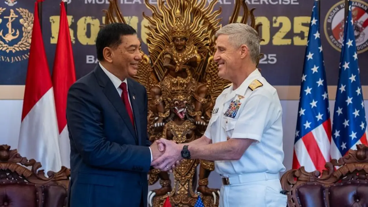 Komandan Armada Pasifik A.S., Laksamana Steve Koehler (kanan), berjabat tangan dengan Menteri Pertahanan Indonesia, Sjafrie Sjamsoeddin, (Foto oleh Angkatan Laut A.S., Spesialis Komunikasi Massa Kelas 1 Caroline H. Lui)