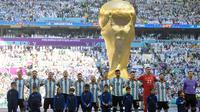 Pemain Timnas Argentina saat menyanyikan lagu kebangsaaan sebelum pertandingan Grup C Piala Dunia Qatar 2022 di Stadion Lusail, Doha, Selasa (22/11/2022). (AFP/Juan Mabromata)