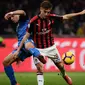 Striker AC Milan, Krzysztof Piatek, berebut bola dengan bek Empoli, Ismael Bennacer, pada laga Serie A di Stadion San Siro, Milan, Jumat (22/2). Milan menang 3-0 atas Empoli. (AFP/Marco Bertorello)