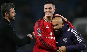 Hingga babak kedua berakhir, skor 0-1 tidak berubah dan Setan Merah pulang membawa poin penuh dari Merseyside. Tampak dalam foto, reaksi pelatih sementara Manchester United asal Inggris, Michael Carrick (kiri), saat striker Manchester United asal Slovenia bernomor punggung 30, Benjamin Sesko (tengah), merayakan kemenangan bersama gelandang Manchester United asal Kamerun, Bryan Mbeumo, setelah pertandingan pekan ke-27 Liga Primer Inggris 2025/2026 melawan Everton di Stadion Hill Dickinson, Liverpool, barat laut Inggris, Senin 23 Februari 2026 waktu setempat atau Selasa 24 Februari 2026 dini hari WIB. (Paul ELLIS/AFP)