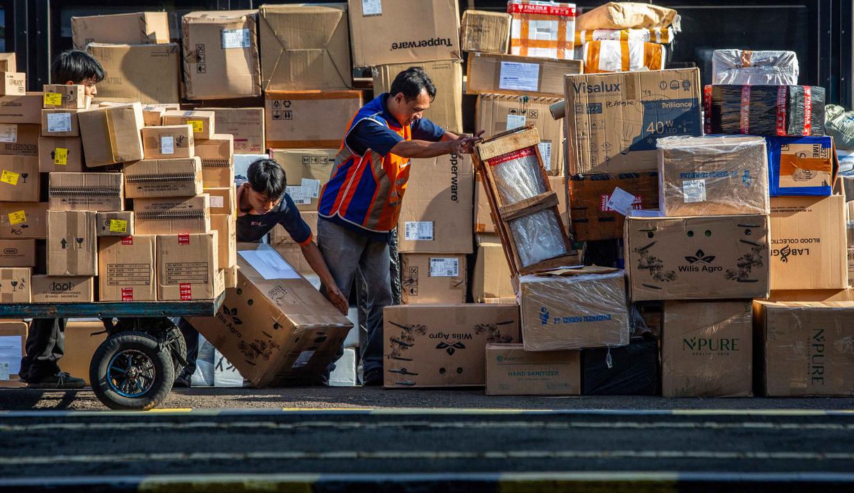 Selain dipadati calon penumpang, baik jarak jauh maupun dekat, Stasiun Lempuyangan, Yogyakarta, juga kedatangan sejumlah paket barang dan motor. Tampak dalam foto, Para pekerja mengatur paket-paket setelah menurunkannya dari gerbong barang kereta api di stasiun kereta api Lempuyangan, Yogyakarta pada 14 Maret 2026. (DEVI RAHMAN/AFP)