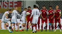 Gelandang Jerman Marco Reus (kiri) saat menendang tendangan bebas ke luar kota pinalti Georgia selama pertandingan kualifikasi EURO 2016 grup D di Leipzig, Jerman, Senin (12/10/2015). Jerman menang dengan skor 2-1. (REUTERS/Fabrizio Bensch)