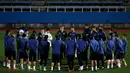 Pemain Real Madrid mendengarkan intruksi Zidane saat sesi latihan jelang Final Piala Dunia Antar Klub di Yokohama, Jepang  (17/12). Madrid berhasil lolos ke final setelah menyingkirkan juara Concacaf Club America dari Meksiko. (REUTERS / Toru Hanai)