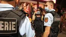 Polisi Prancis berpatroli untuk mengontrol kewajiban penggunaan masker di jalan-jalan Argeles-sur-Mer, Prancis selatan, Rabu (13/8/2020). Pemakaian masker di beberapa area ramai di sekitar Paris merupakan kewajiban sebagai upaya untuk membendung peningkatan tajam infeksi covid-19. (RAYMOND ROIG/AFP)