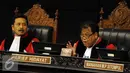 Ketua Mahkamah Konstitusi Arief Hidayat (kanan) saat memimpin sidang sengketa Pilkada 2015, Selasa (12/1/2016). (Liputan6.com/Helmi Afandi)
