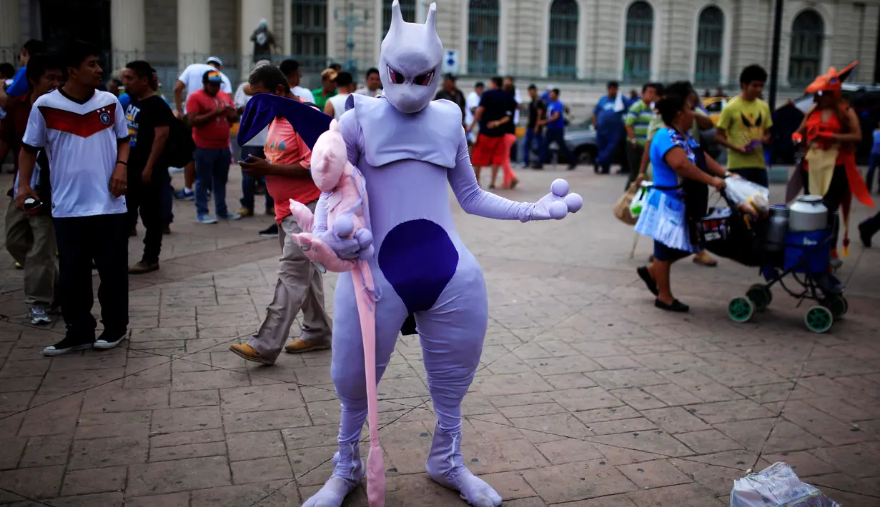 Cosplayer mengenakan kostum karakter dari game augmented reality Pokemon Go ketika berpatisipasi dalam acara "poketour" di San Salvador, El Salvador, Sabtu (23/7). (REUTERS/Jose Cabezas)