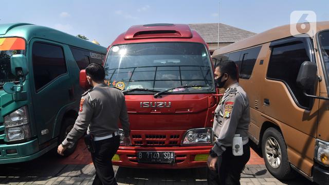 Puluhan Mobil Travel Gelap