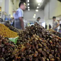 Buah kurma yang dijajakan di salah satu kios pasar Tanah Abang, Jakarta, Jumat (10/6). Menurut pedagang, penjualan kurma di bulan Ramadan mengalami peningkatan hingga dua kali lipat dibandingkan hari biasanya. (Liputan6.com/Johan Tallo)