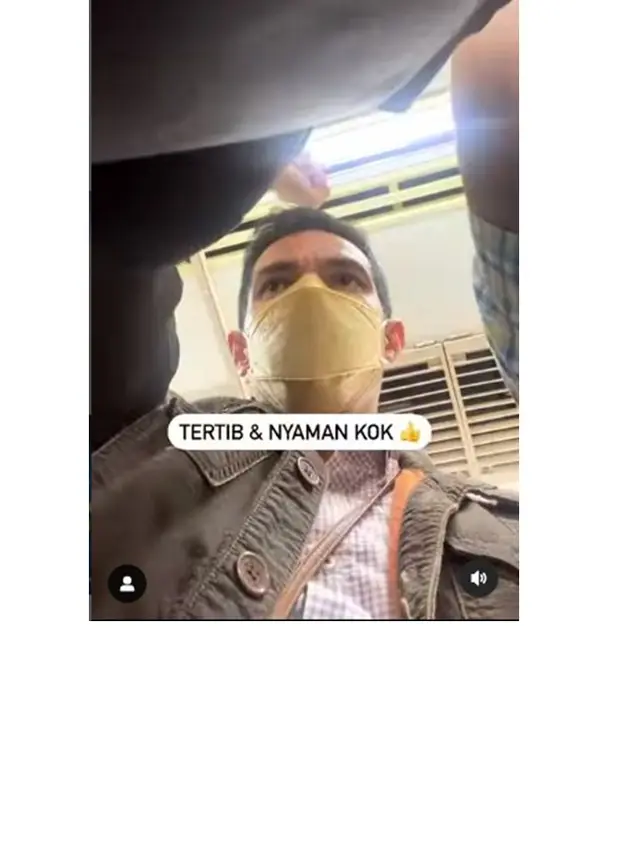 8 Potret Adrian Maulana Berangkat Kerja Naik KRL, Rela Berdesak-desakan