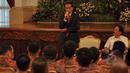 Presiden Joko Widodo memberikan pesan kepada BPH Hipmi di Istana Negara, Jakarta, Senin (6/4/2015). Jokowi meminta agar para pengusaha optimis untuk bersaing dalam menghadapi pasar bebas tahun 2015 (Liputan6.com/Faizal Fanani)