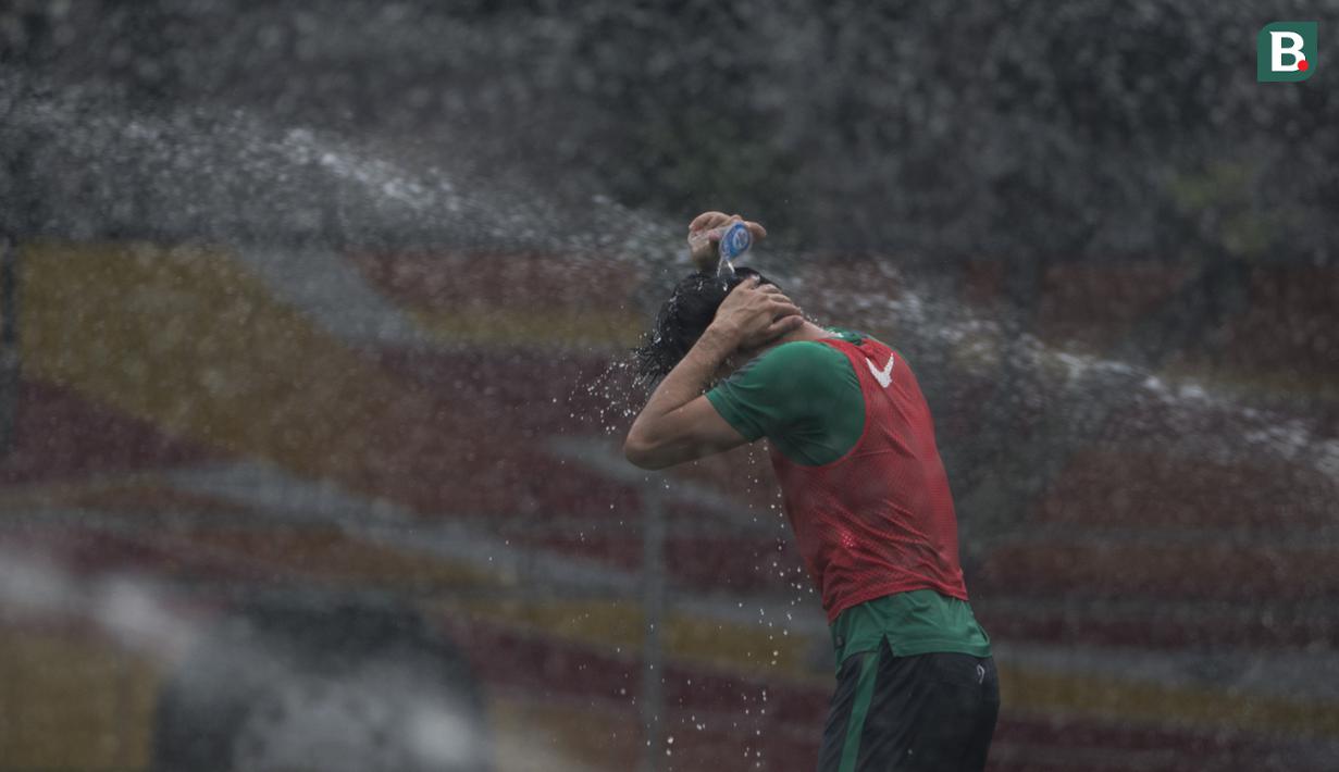 Pemain Timnas Indonesia, Gavin Kwan melepas dehidrasi saat latihan di Lapangan ABC Senayan, Jakarta, Sabtu (17/3/2018). Latihan ini merupakan persiapan jelang laga uji coba melawan Singapura. (Bola.com/Vitalis Yogi Trisna)