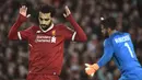 Gelandang Liverpool, Mohamed Salah berselebrasi setelah mencetak gol ke gawang AS Roma pada laga leg pertama semifinal Liga Champions 2017-2018 di Anfield, Selasa (24/4). Liverpool mengalahkan AS Roma di kandang sendiri 5-2. (Filippo MONTEFORTE/AFP)