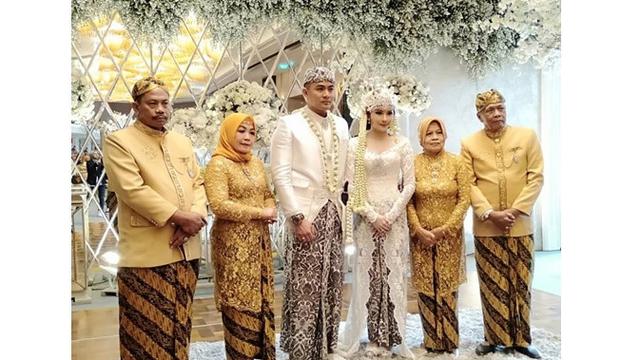 6 Momen Pernikahan Guntur Triyoga dan Apristiyah Devita, Dekorasi Serba Putih