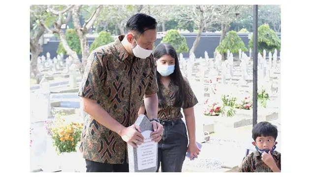 7 Momen Keluarga SBY Ziarah ke Makam Ani Yudhoyono di Hari Ulang Tahun Pernikahan