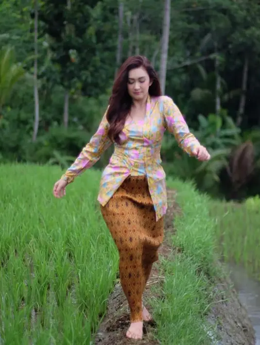 <p>Dari beberapa foto yang diunggah di akun Instagramnya, Nafa Urbach selalu mendapat komentar positif dari netizen. Banyak dari mereka memuji kecantikan ibu satu anak ini. (Instagram/nafaurbach)</p>