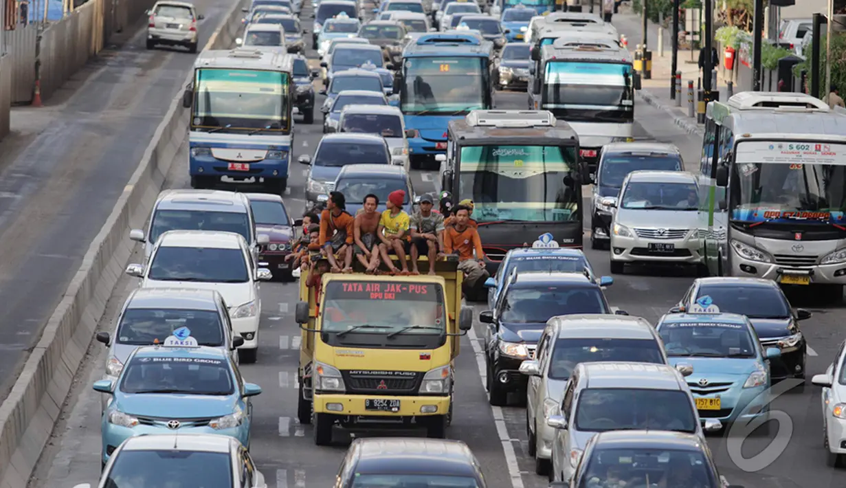 Ratusan kendaraan terjebak kemacetan saat melintasi Jl MH Thamrin, Jakarta, Kamis (18/12/2014). (Liputan6.com/Faizal Fanani)