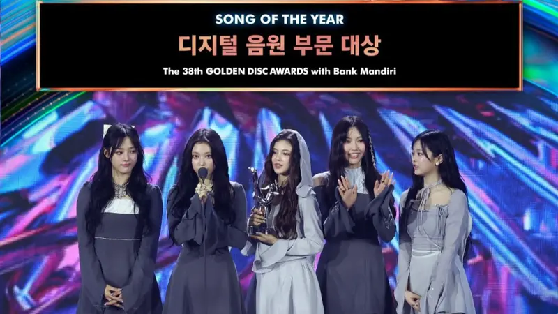 NewJeans raih Daesang Awards kategori Song Of The Year di Golden Disc Awards. [Foto: Golden Disc Awards]