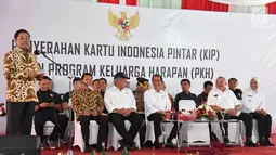 Menteri Sosial Idrus Marham memberi sambutan saat mendampingi Presiden Jokowi dalam penyerahan KIP dan PKH di SMA Negeri 1 Palembang, Sumatra Selatan (22/1). (Liputan6.com/Pool/Biro Setpres)