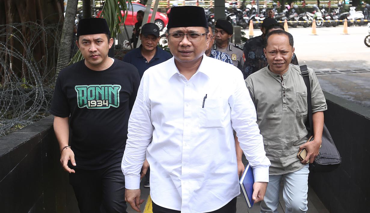 Tersangka kasus dugaan korupsi kuota haji, Yaqut Cholil Qoumas (tengah) saat tiba di Gedung Merah Putih Komisi Pemberantasan Korupsi (KPK), Jakarta, Jumat (30/1/2026). (merdeka.com/Arie Basuki)