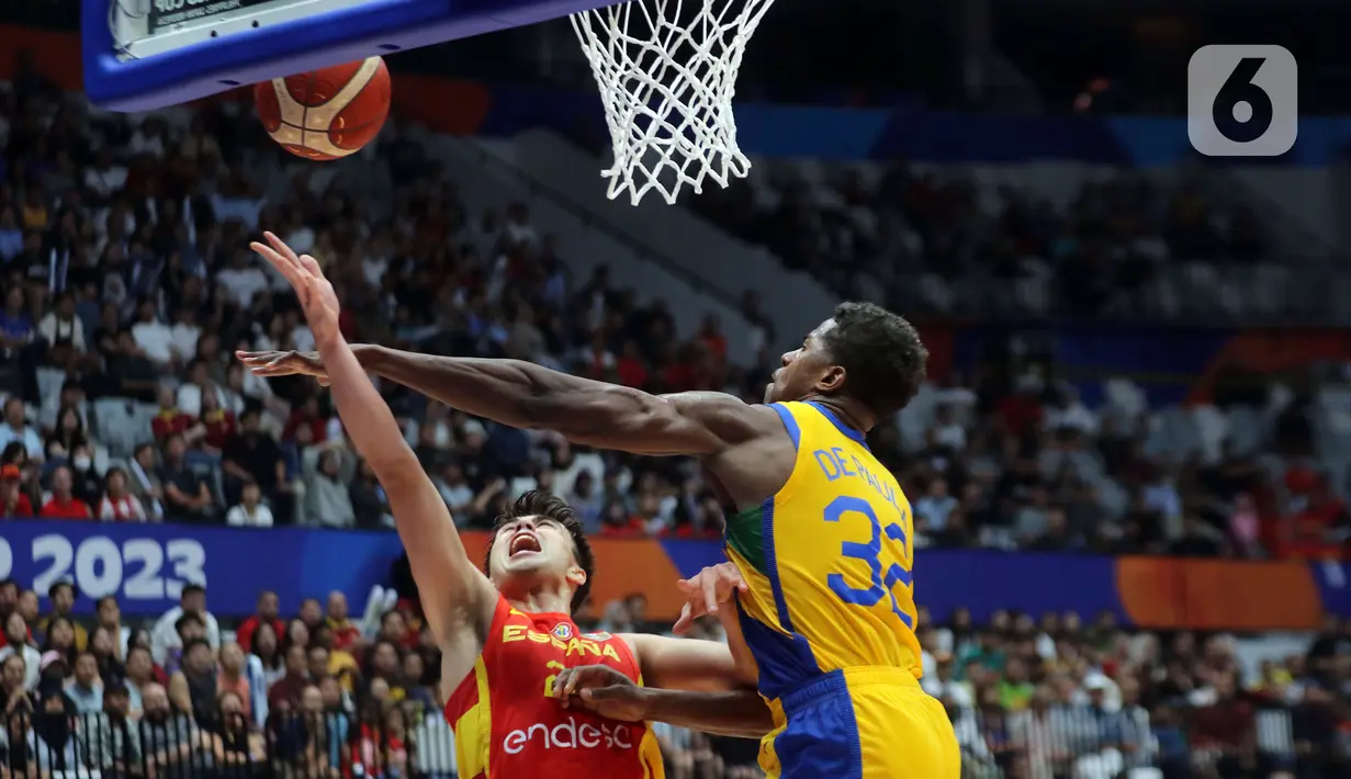 Pemain timnas basket Brasil, Georginho De Paula (kanan) berusaha menahan laju pebasket Spanyol pada penyisihan Grup G FIBA World Cup 2023 di Indonesia Arena, Gelora Bung Karno, Jakarta, Senin (28/8/2023). (Liputan6.com/Helmi Fithriansyah)