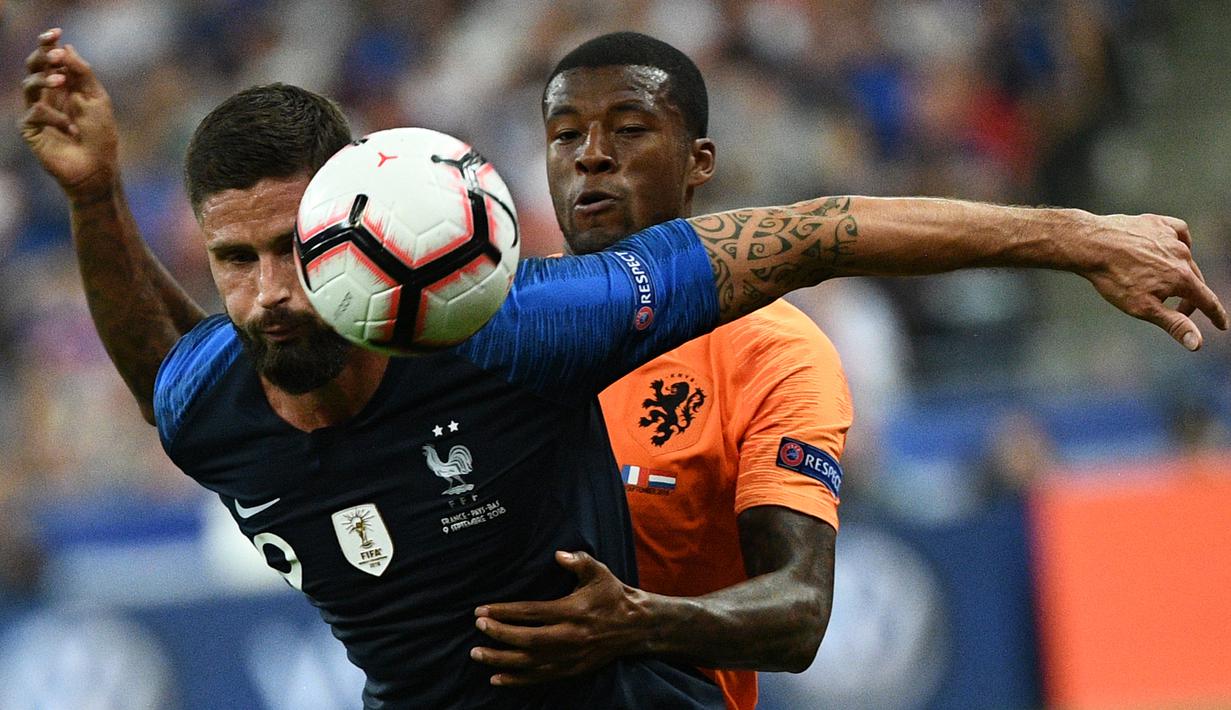 Striker Prancis, Olivier Giroud, berusaha mengamankan bola saat melawan Belanda pada laga UEFA Nations League di Stade de France, Paris, Minggu (9/9/2018). Prancis menang 2-1 atas Belanda. (AFP/Franck Fife)