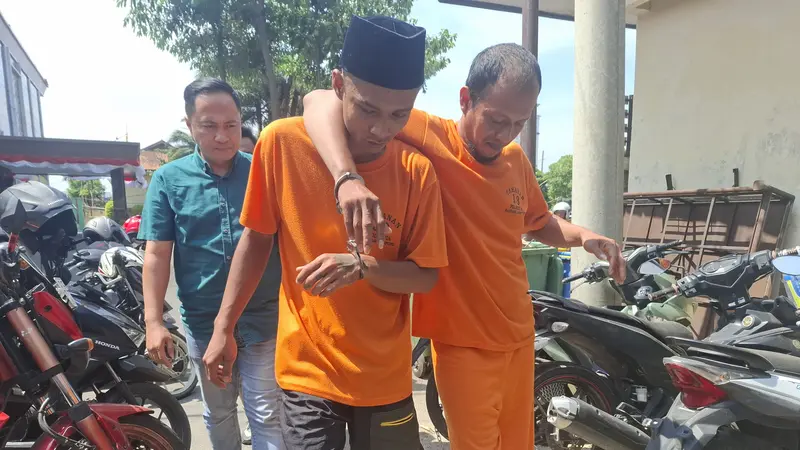 Ponidi alias Kenang (29), Sandi Firmansah (23) tersangka spesialis pembobol minimarket diringkus Unit Jatanras Satreskrim Polresta Bandar Lampung.  Foto : (Liputan6.com/Ardi).