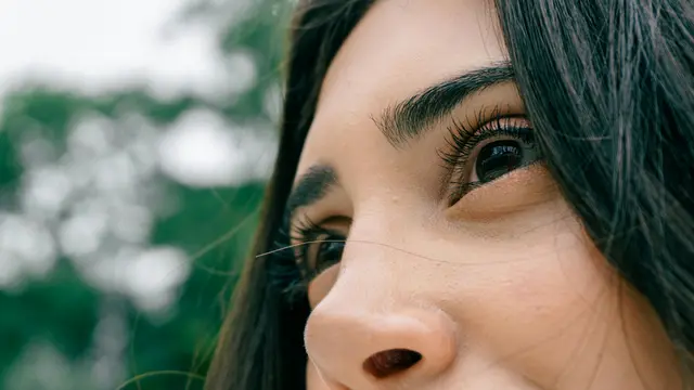 Makeup Mudah Bergeser di Area Hidung? Ini Cara Mengaplikasikan Base Makeup agar Tidak Menggumpal dan Pecah