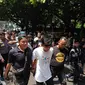 Polisi mengamankan pria yang diduga pencopet di tengah massa pendukung Anies-Muhaimin (AMIN) di sekitaran gedung KPU RI, Jakarta, Kamis (19/10/2023). (Merdeka.com/Rahmat Baihaqi)