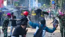 Massa juga melakukan pelemparan batu ke arah Mako Korps Brimob Polda Metro Jaya di kawasan Kwitang, Jakarta Pusat. (merdeka.com/Arie Basuki)